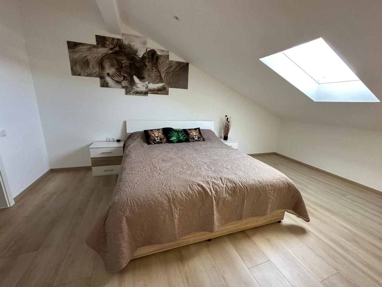 Grosse Ferienwohnung Gaestehaus Neubau Merzig 120M2 Eksteriør billede